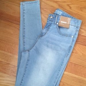 Light Wash Hi-Rise Jegging